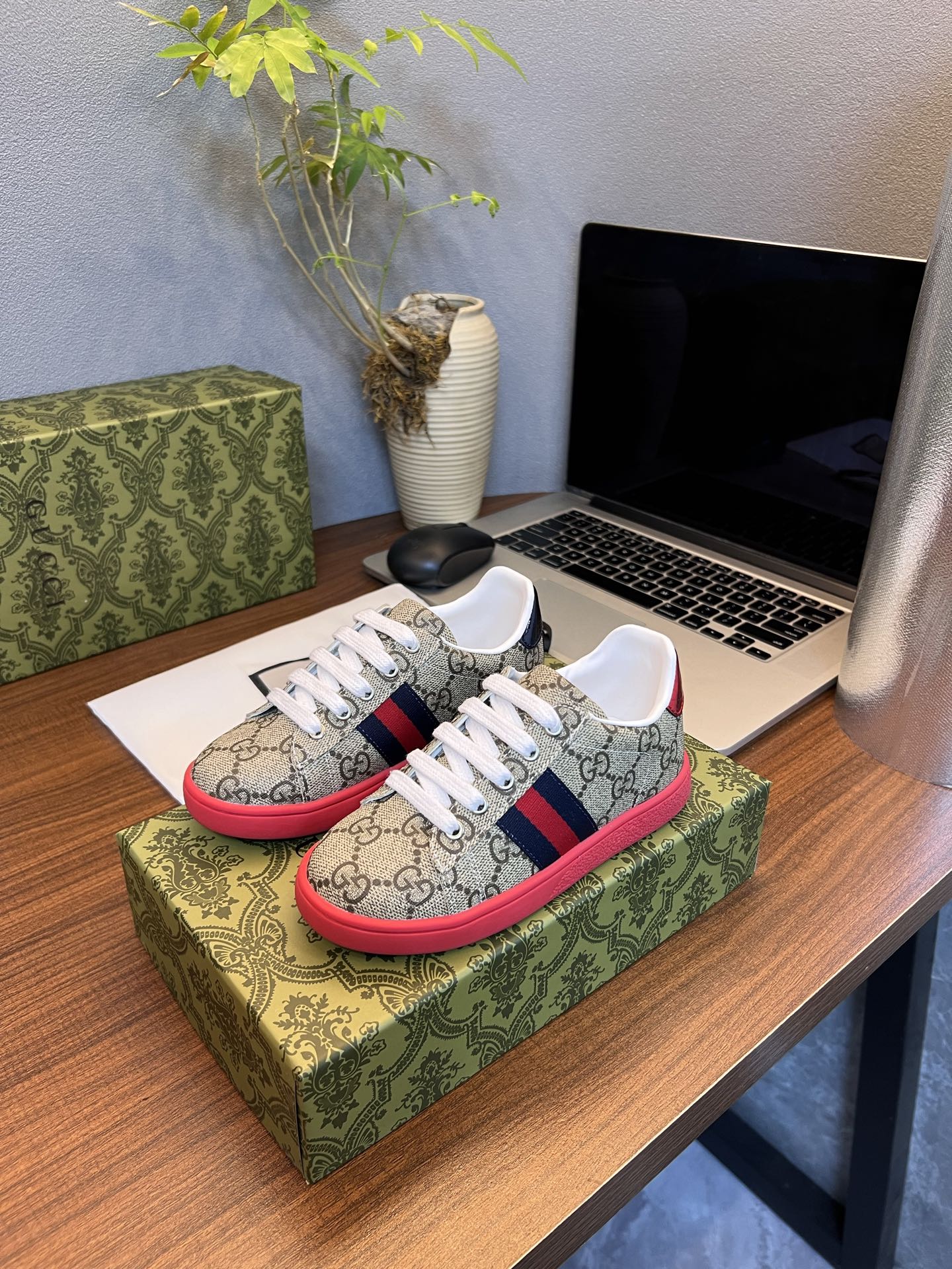 Children's shoes child